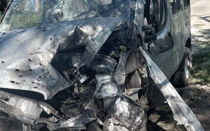 Росіяни скинули вибухівку з дрона на цивільне авто в Херсонській області
