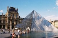 Лувр став найвідвідуванішим музеєм світу