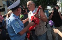 Под КС "свободовцы" отобрали и растоптали красный флаг Соломатина