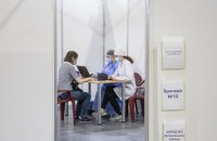 Киевлянам предлагают предварительную запись на вакцинацию в МВЦ, чтобы не стоять в очередях