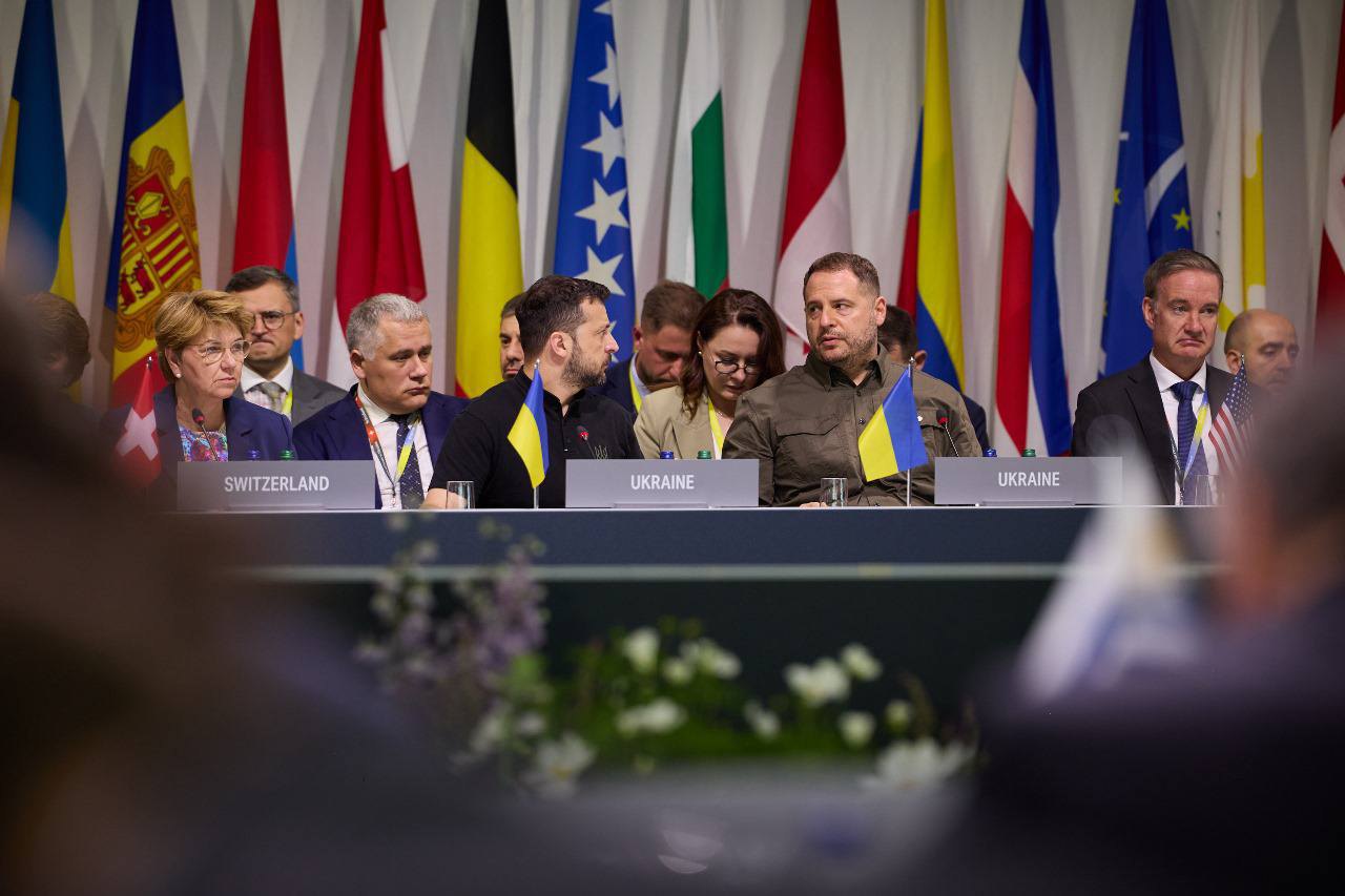Стіл лідерів країн на пленарному засіданні саміту