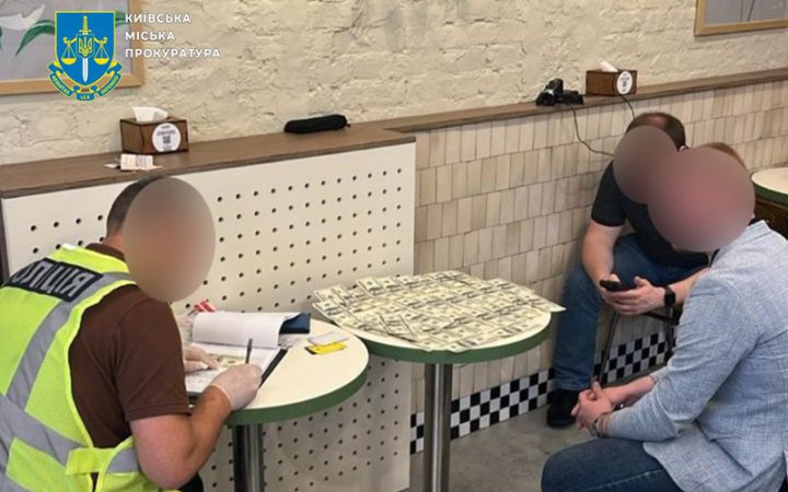 ​Працівник суду пропонував колегам за $5900 допомогти оновити військово-облікові дані в ТЦК