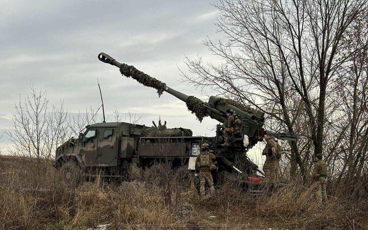 Українська САУ 2С22 “Богдана” з досилачем боєприпасів працює на передовій. 