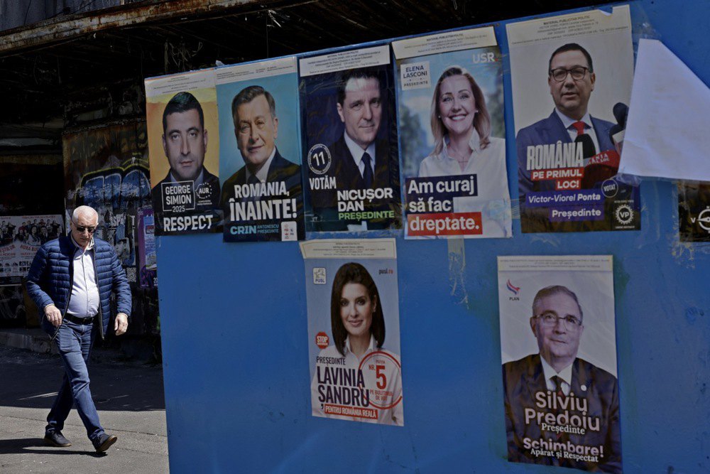 Білборд із передвиборчими плакатами кандидатів президентських виборів у Бухаресті, 24 квітня 2025 р.