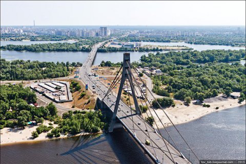 На Московском мосту в Киеве ищут взрывчатку