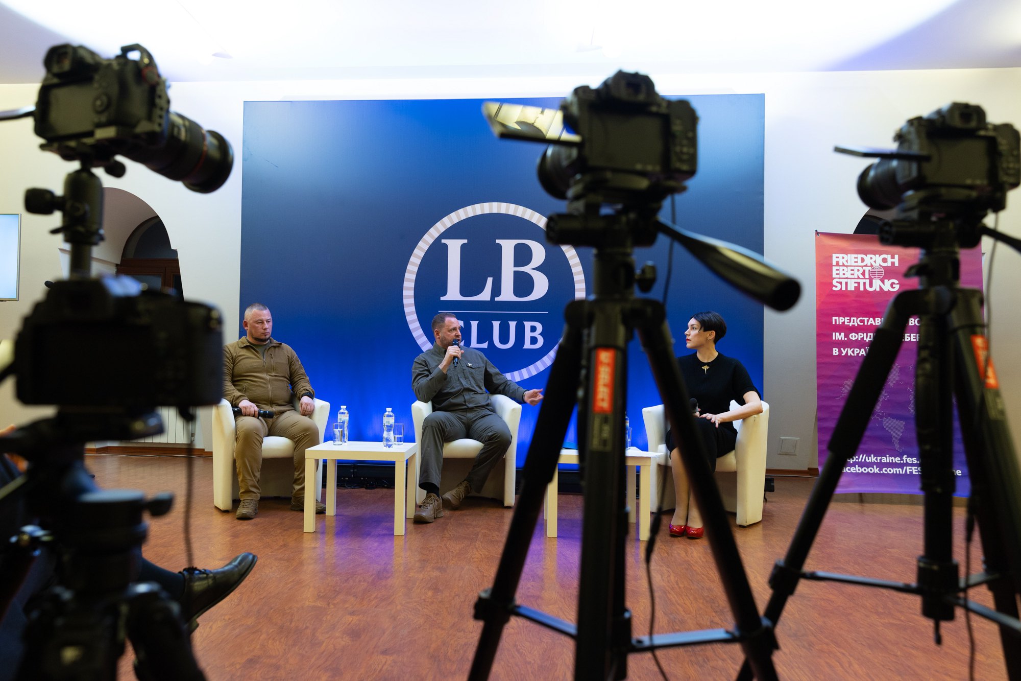 Заступник керівника ОПУ Павло Паліса, керівник ОПУ Андрій Єрмак і шеф-редактор LB.ua Соня Кошкіна 