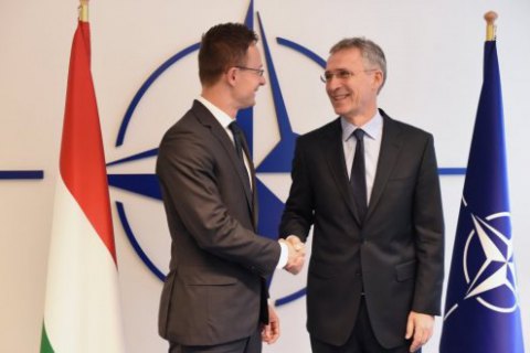 Сіярто розповів генсеку НАТО про погіршення відносин Угорщини з Україною
