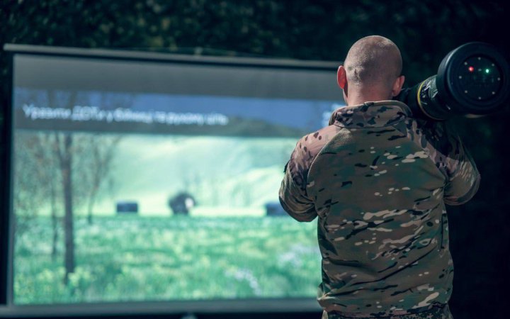 Літати, стріляти і планувати бій у режимі гри. Як українські військові опановують зброю на симуляторах і чи ефективно це 