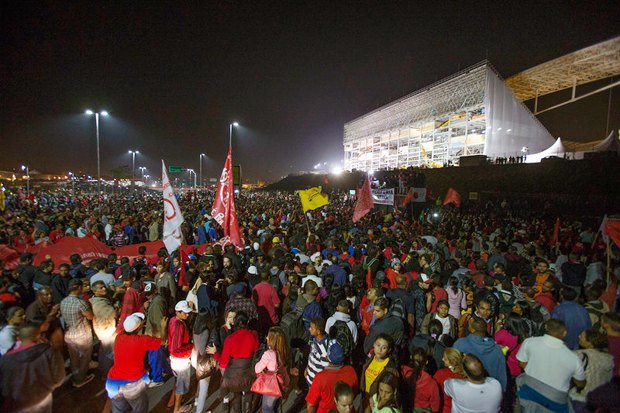 Тисячі протестуючих проти збільшення видатків на ЧМ під будіблею стадіона у Сан-Паулу