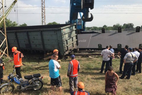 В Днепропетровской области сошли с рельсов грузовые вагоны с листовым металлом