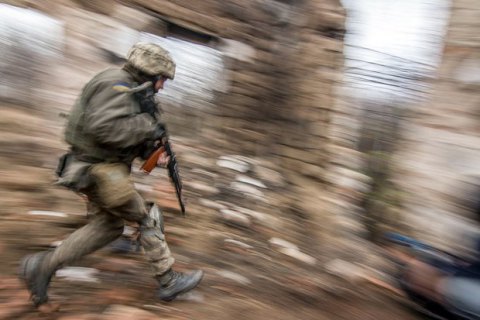За добу на Донбасі загинув один військовий, трьох поранено