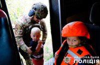 Поліцейські евакуювали всіх дітей з прифронтових сіл Донеччини