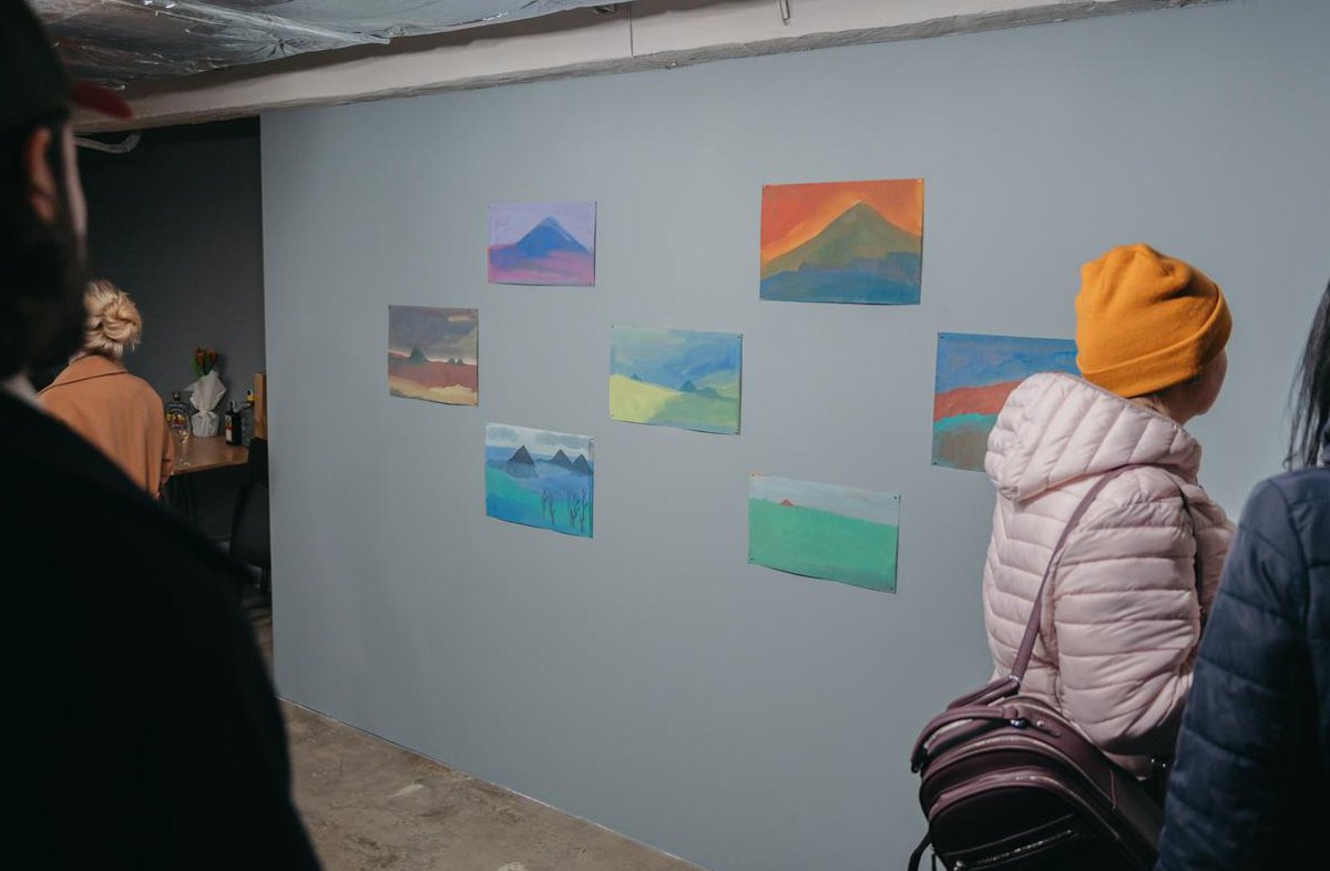 Анастасія Лелюк. Коли я дивлюся на гори, я бачу терикони. 2022. Під час виставки «Полином поле поросло».