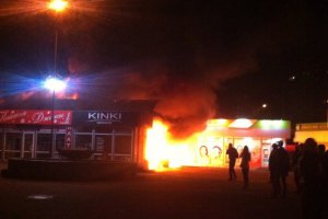 Біля метро "Позняки" у Києві згоріли два магазини, пошкоджено вхід у метро (оновлено)