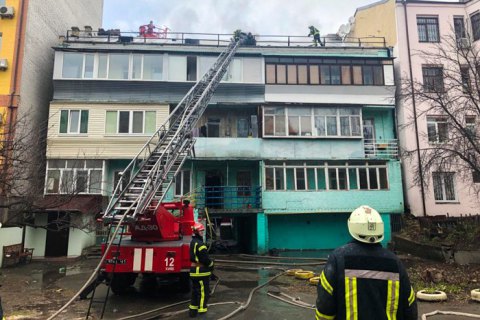 На Подоле в Киеве пожарные полтора часа боролись с огнем в жилом доме