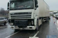 В’їзд вантажівок до Києва обмежили через негоду