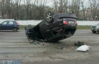 ДТП у Києві: позашляховик SsangYong на великій швидкості вискочив на "зустрічну" і перекинувся