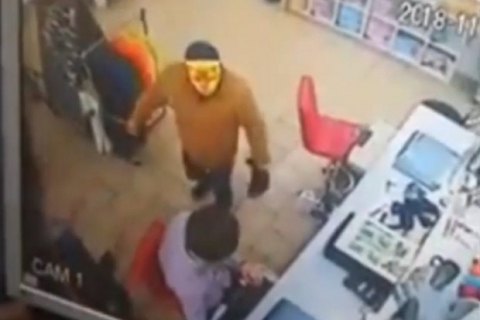 ​​Мужчина с топором в маске тигра пытался ограбить магазин в Кривом Роге