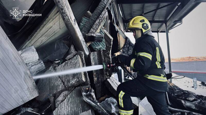 Пожежники гасять займання на складі у селі Погреби на Київщині