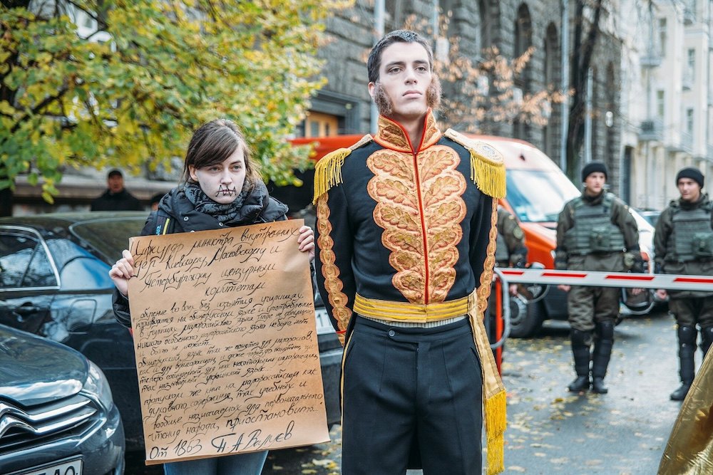 «Петро Валуєв» та його «циркуляр» біля адміністрації президента України, зображені учасниками перформансу проти русифікації. 2015 рік