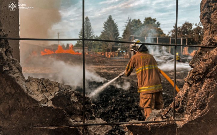 У Броварському районі ліквідували 8 тисяч кв. м. пожежі, спричиненої обстрілом РФ