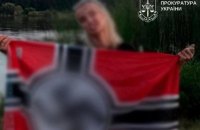 Повідомлено про підозру 23-річній киянці, яка поширила в Інстаграм фото з прапором Третього Рейху