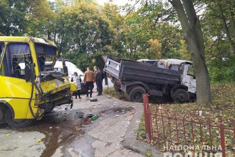 Возле Львова маршрутка с пассажирами столкнулась с грузовиком