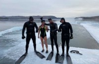Россиянка установила мировой рекорд, проплыв 85 метров подо льдом Байкала