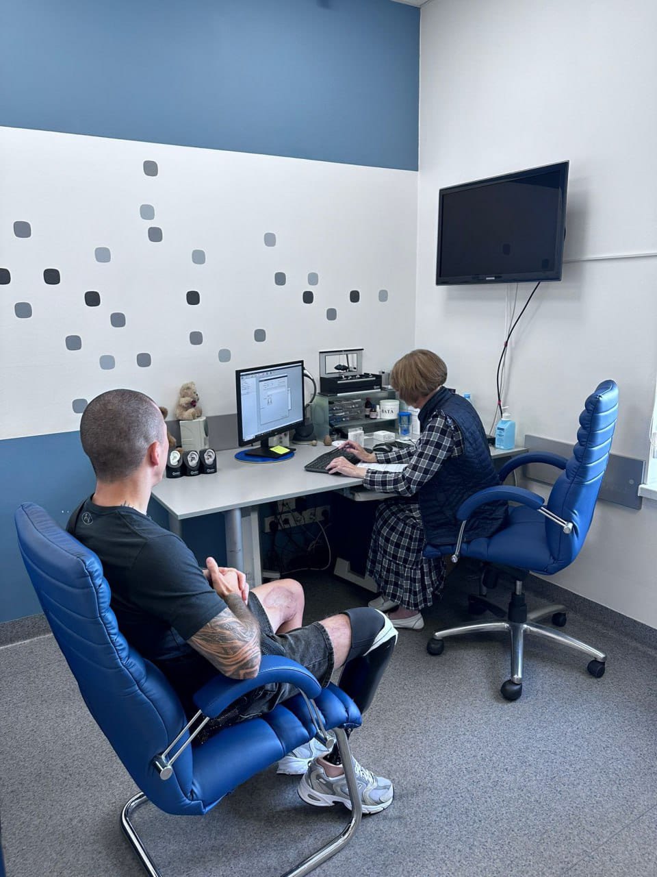 Ла-Корунья. Прийом у лікаря пацієнта з ампутацією 