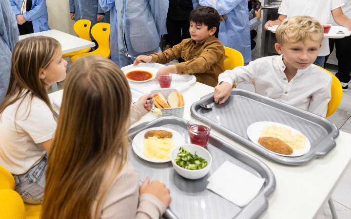 Уряд передбачив 14,4 млн грн на безкоштовне харчування школярів із вересня, і 5 млрд грн – на укриття 