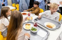 Уряд передбачив 14,4 млн грн на безкоштовне харчування школярів із вересня, і 5 млрд грн – на укриття 
