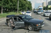 На Полярній у Києві водій BMW врізався в стовп