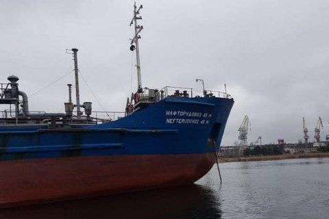 Херсонський суд арештував судно "Нафторудовоз 45" за поставки ільменіту в Крим