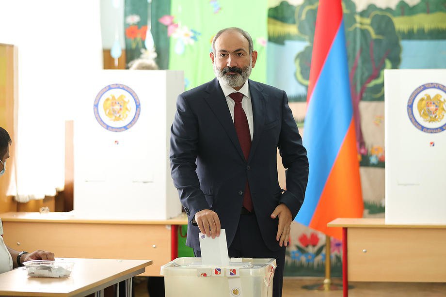 Никол Пашинян голосует на выборах