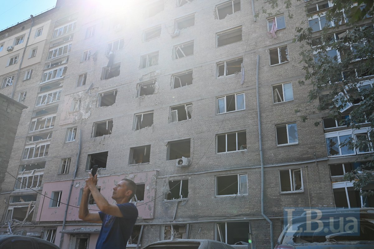 Наслідки обстрілу багатоповерхівки у Дарницькому району Києва, 2 липня