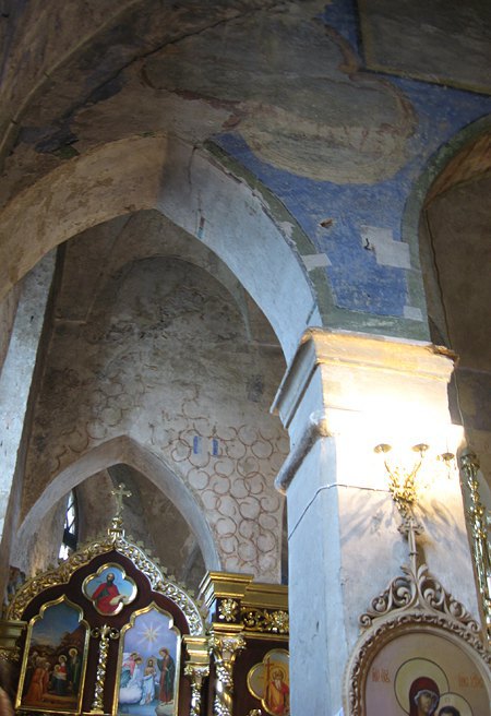 Стрельчатые готические арки отделяют алтарь замковой церкви от нефа. Уникальная планировка!