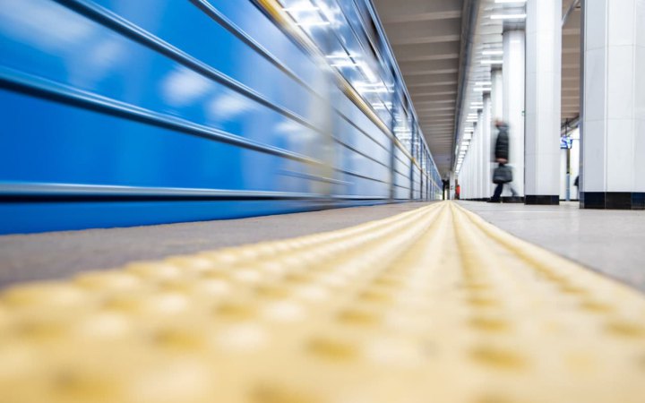 Київська влада може запустити човниковий рух метро “синьою” лінією столичного метро