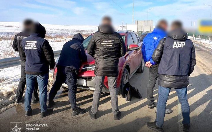 На Львівщині митник переправляв ухилянтів за кордон за паспортами померлих родичів