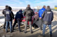 На Львівщині митник переправляв ухилянтів за кордон за паспортами померлих родичів