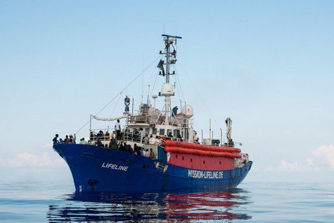 Іспанія, яка прийняла перше відкинуте Італією судно з мігрантами, відмовилася прийняти друге