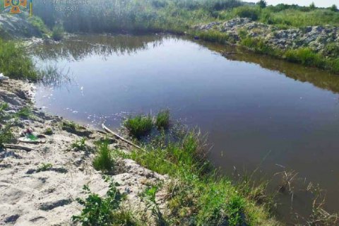 На Черниговщине двое детей утонули в местном пруду 