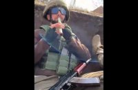 Боєць грає на блокфлейті в окопі, - відео від Генштабу