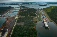 Китайське судно врізалося в стіну Панамського каналу