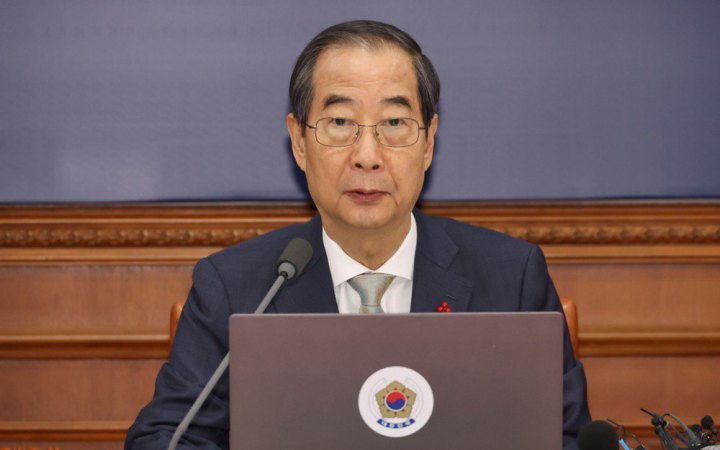 Експрем’єр-міністра Південної Кореї Хан Док Су засудили до 23 років ув’язнення у справі про введення воєнного стану