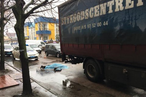 У центрі Житомира вантажівка насмерть збила жінку