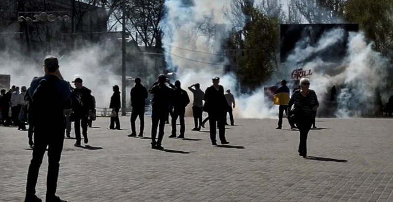 Розгін російськими окупантами мітингу в Херсоні 27 квітня