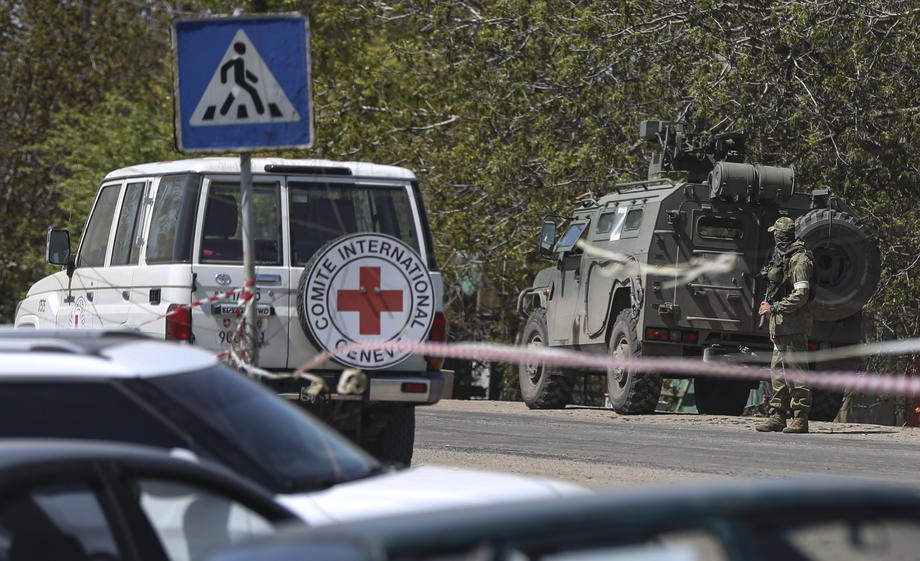 Авто місії Червоного Хреста під час виходу азовців з Азовсталі.