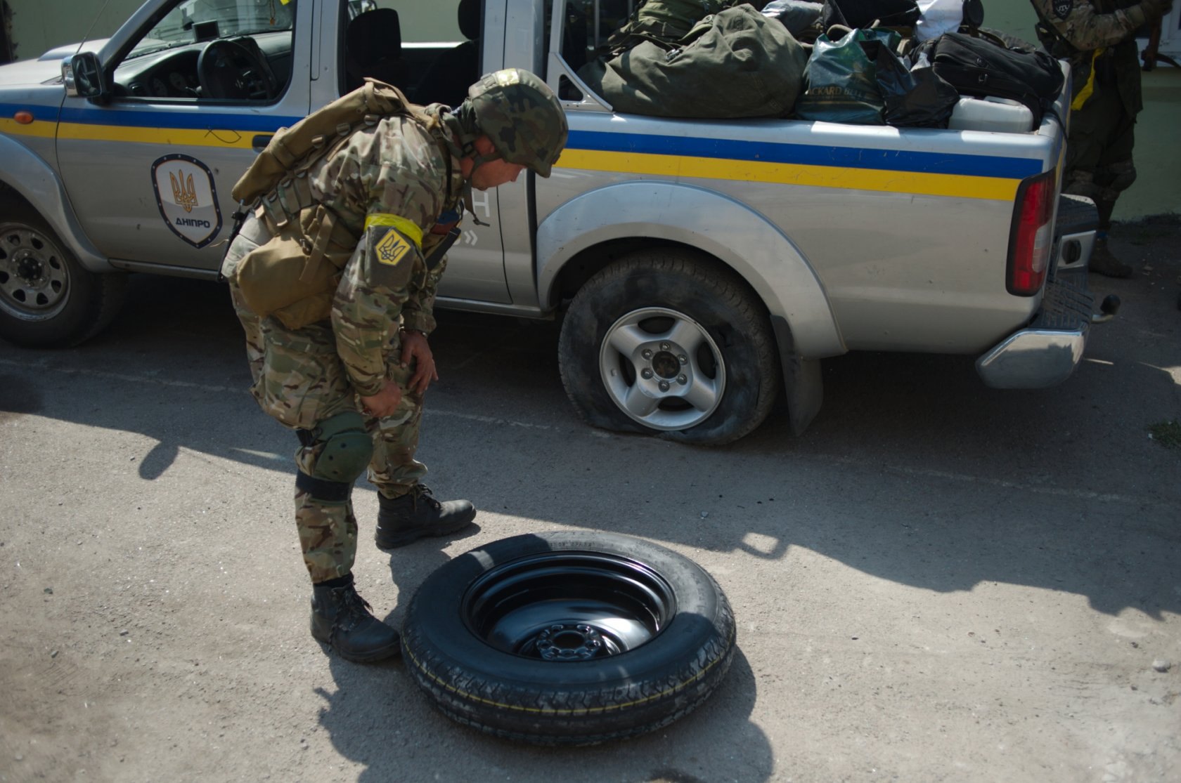 Спроба замінити побите осколками колесо. Іловайськ