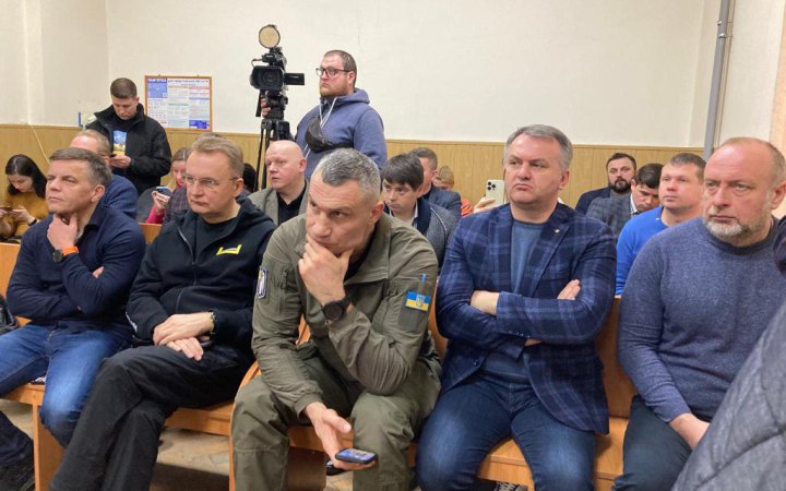 Кличко та інші мери приїхали до Львова підтримати Атрошенка у суді