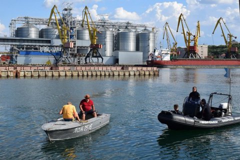 В Одесі на заняттях з водолазної підготовки морські прикордонники помітили і затримали браконьєрів